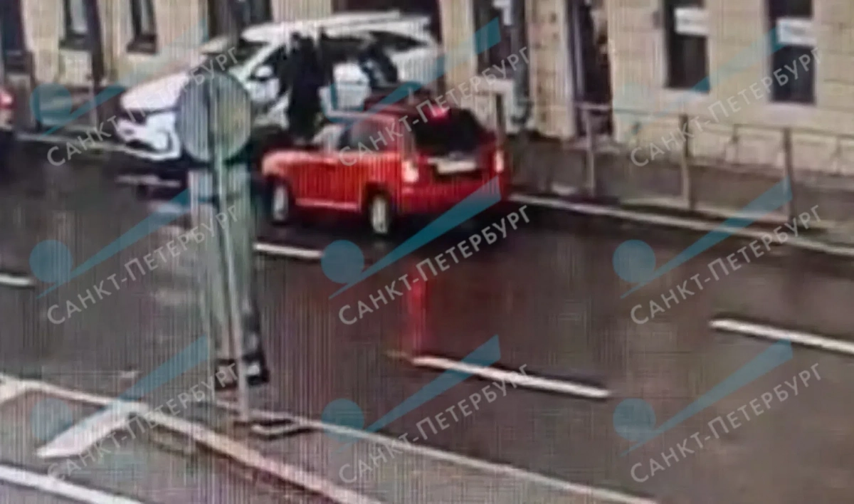 Разъяренный Петербуржец разбил врезавшийся в его авто самокат - tvspb.ru