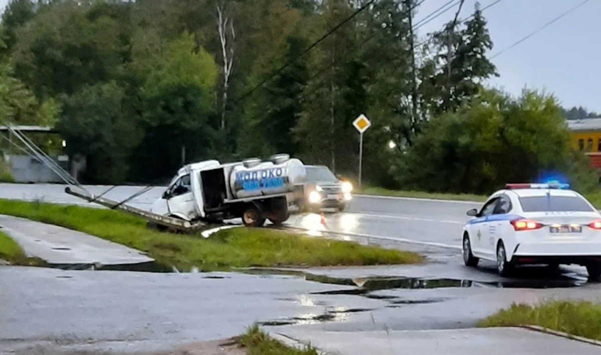 В Комарово водитель «Газели» сбил столб и сломал руку - tvspb.ru