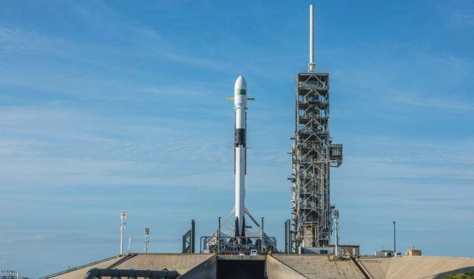 SpaceX отложила запуск ракеты-носителя Falcon-9 за минуту до старта - tvspb.ru
