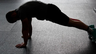 Российские хоккеисты тренируются дома с детьми