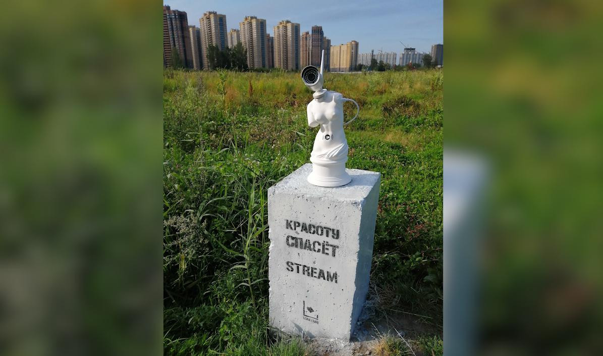 На Парнасе появилась еще одна статуя с камерой вместо головы ...