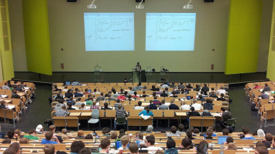 Петербург установит надбавку к зарплате для преподавателей колледжей