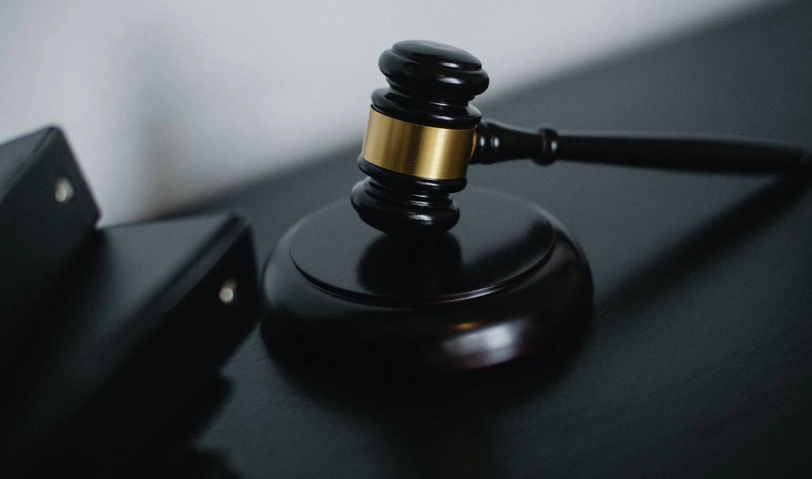 Суд прекратил дело проректора петербургского вуза, студент которого погиб из-за упавшей с кровли наледи - tvspb.ru