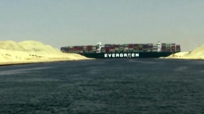 Из-за застрявшего в Суэцком канале контейнеровоза нефть марки Brent подорожала на 5%