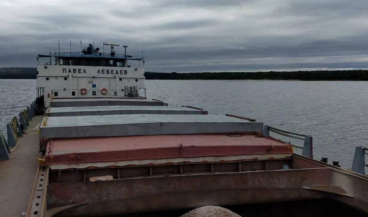 На Онежском озере сухогруз с щебнем сел на мель - tvspb.ru