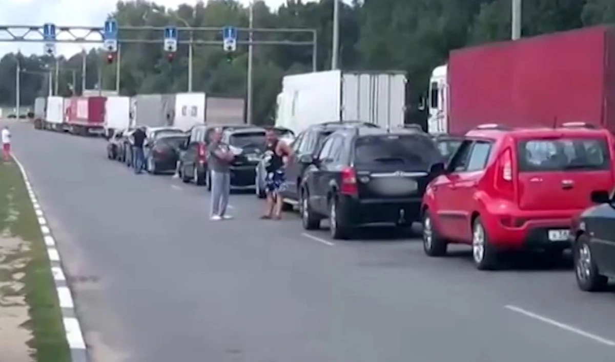 Российские туристы стоят в пробках на границе с Финляндией - tvspb.ru