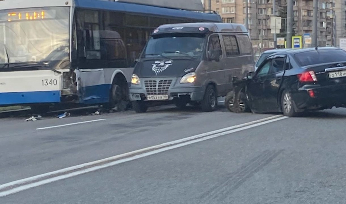 Водитель Subaru погиб после столкновения с троллейбусом на проспекте Ветеранов - tvspb.ru