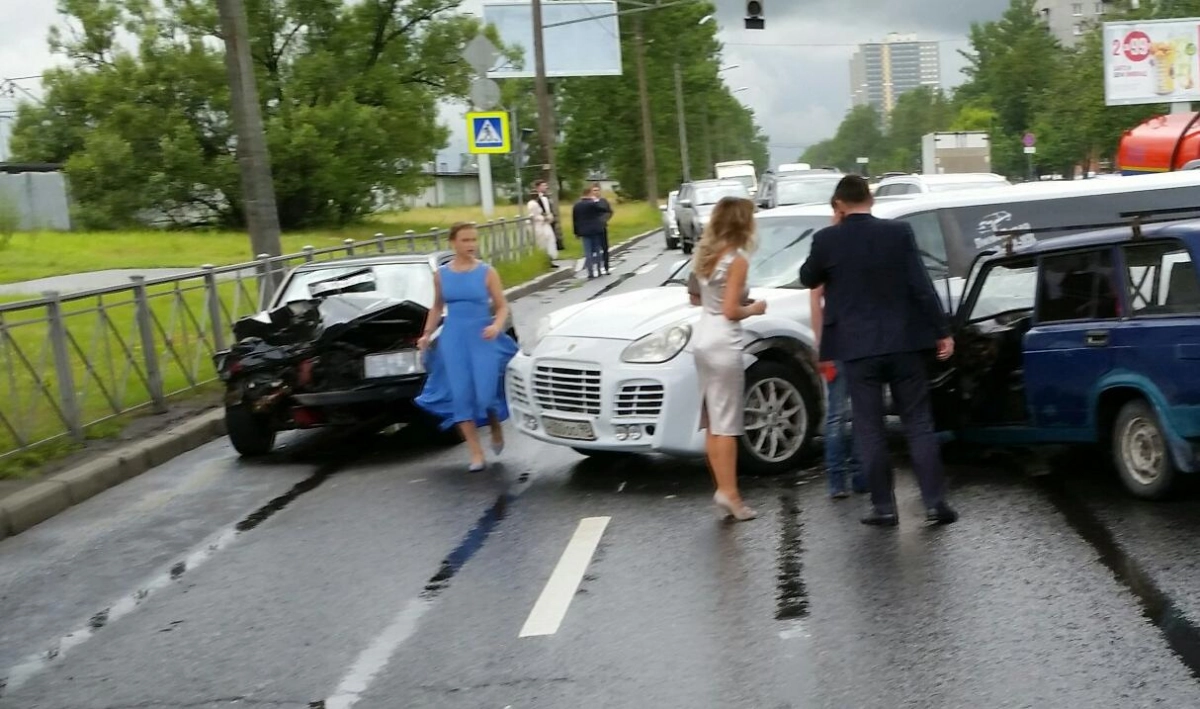 Лимузин из свадебного кортежа попал в ДТП на проспекте Народного Ополчения - tvspb.ru