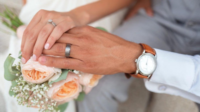 В ЗАГСе петербургских молодоженов смогут поздравить не больше десяти гостей