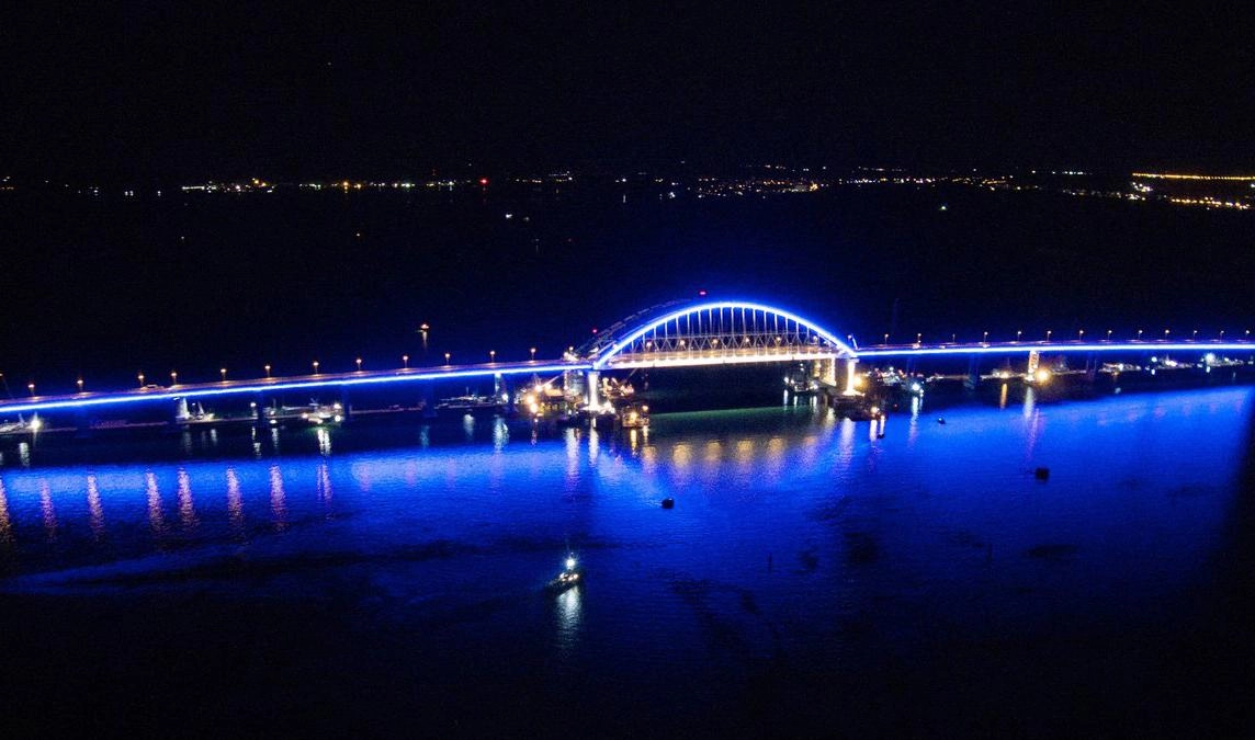 На арке Крымского моста проверили подсветку - tvspb.ru