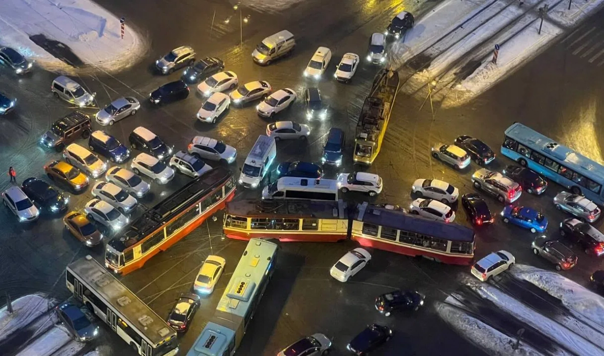 Неработающий светофор на проспекте Энгельса стал причиной пробки - tvspb.ru