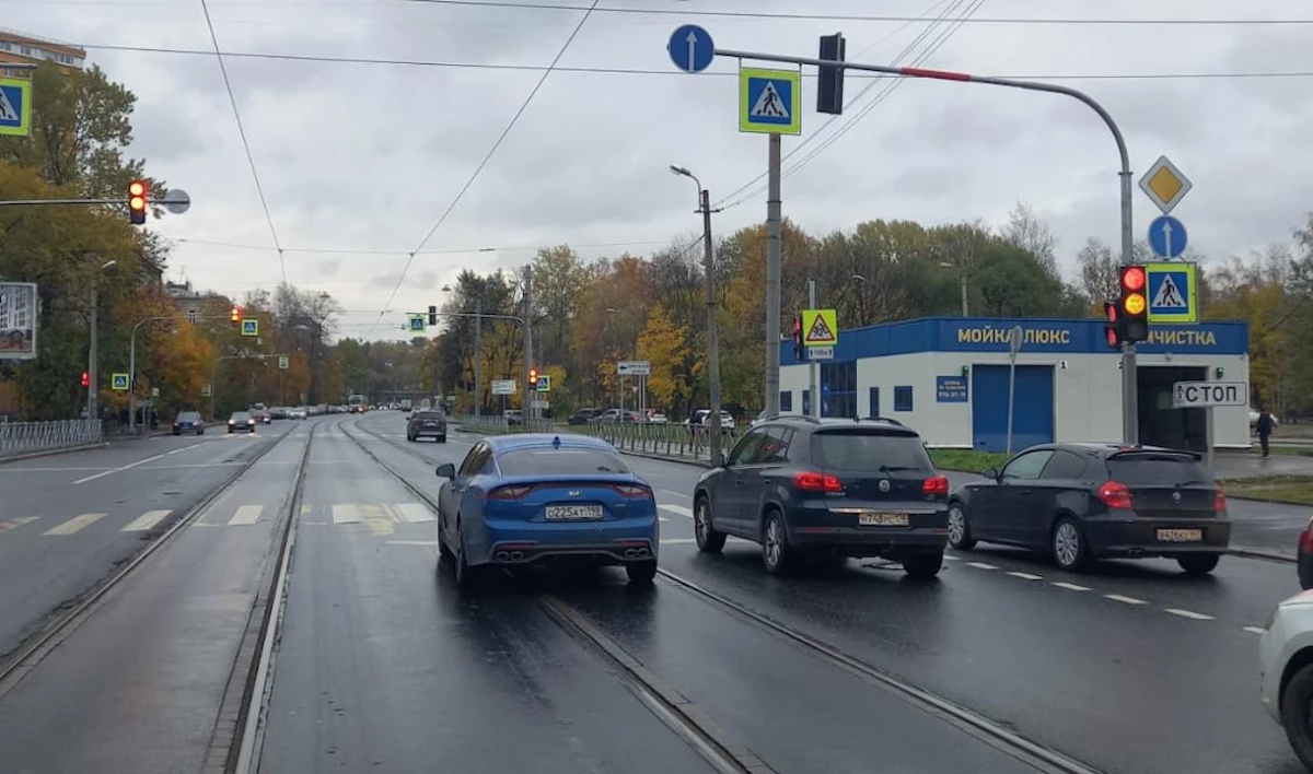 На перекрестке Торжковской и Омской улиц установили новый светофор - tvspb.ru