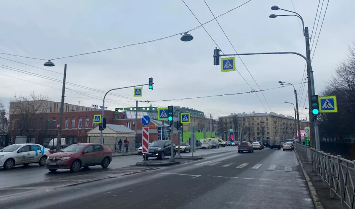 Возле школы олимпийского резерва на Васильевском заработал светофор - tvspb.ru