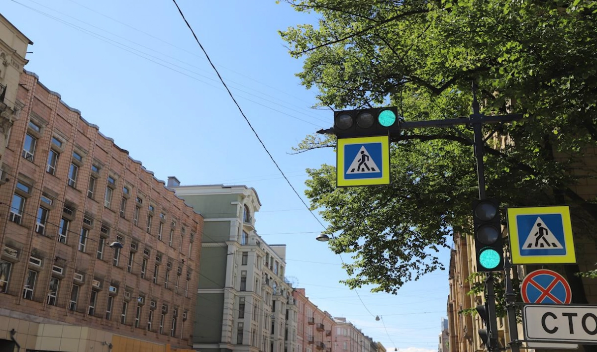 На улице Куйбышева появился горизонтальный светофор - tvspb.ru