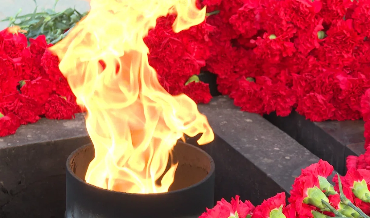 Дети затушили вечный огонь на Марсовом поле - tvspb.ru