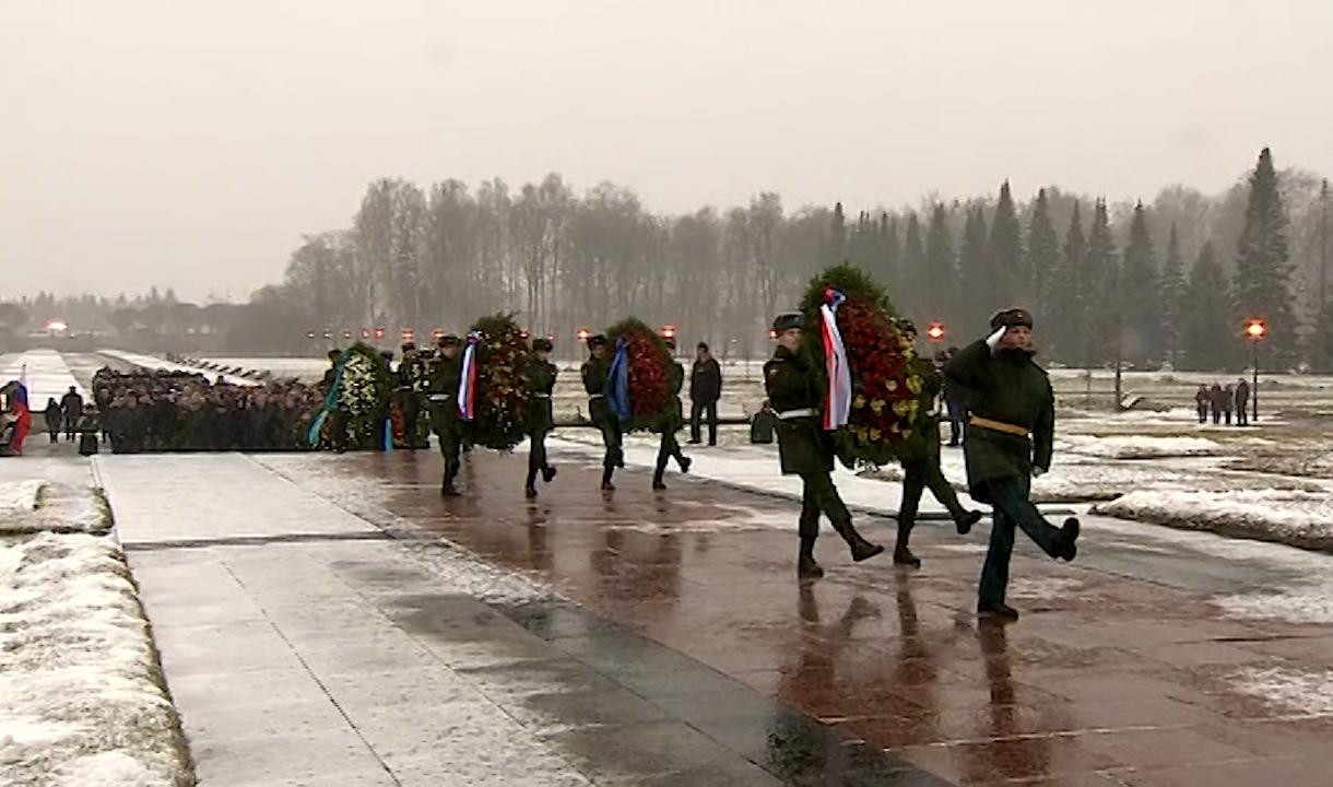 Что произошло на пискаревском пр. Пискаревское кладбище 27 января. Возложение венков на Пискаревском кладбище 2022. Возложение венков на Пискаревском кладбище. Возложение венков на Пискаревском кладбище 2024.