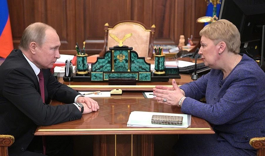 Путин поручил Минпросвещения следить за уровнем зарплаты учителей - tvspb.ru