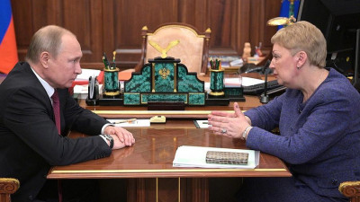 Путин поручил Минпросвещения следить за уровнем зарплаты учителей