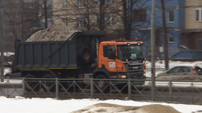 Дорожным предприятиям Петербурга предстоит вывезти 20 млн кубометров снега с улиц и магистралей