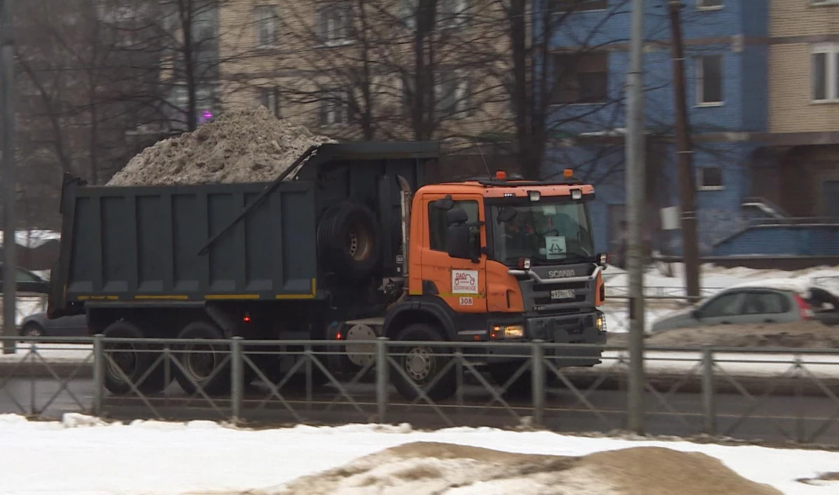За пять дней дорожные службы вывезли с улиц Петербурга четверть всего утилизированного за зиму снега - tvspb.ru