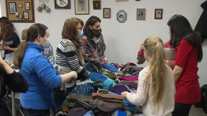 Тёплые подарки на Новый год. Петербуржцы вяжут для бездомных