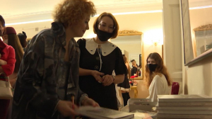 Мода и театр от охотничьих плясок до фэшн-шоу:  новый путеводитель по миру моды