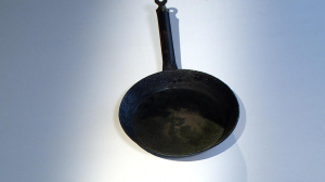 Чугун, нержавеющая сталь или голубая сталь? Как выбрать сковороду для готовки