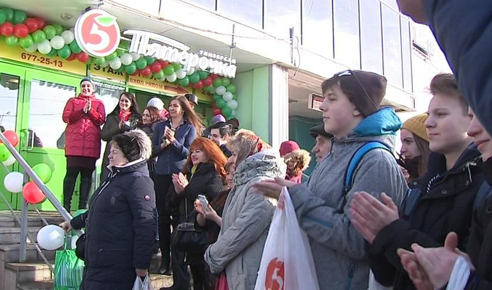 Пятерка первых. Очередь в Пятерочке. Первая Пятерочка в России. Первая пятёрочка 1999. Пятерочка 1 сентября.