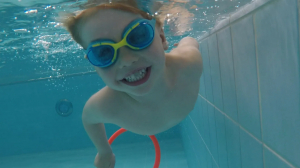 Не толкайте — не выплывет: как правильно и безопасно научить ребёнка плавать