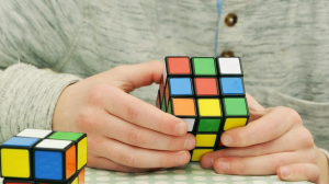 Сборка кубика Рубика на скорость с завязанными глазами и одной рукой