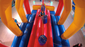 Лазерный биатлон, гигантская штанга и другие необычные испытания. Спецвыпуск программы «Папа, мама, я — спортивная семья», посвящённый Дню города