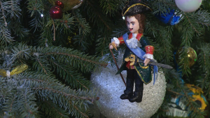 Ограбление ёлки, балы с мужиками и другие традиции празднования Нового года в России