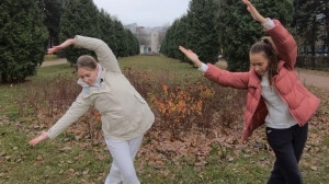 Скамейка, фонарный столб и любимая аллея.  Простая, но эффективная фитнес-тренировка в парке