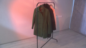 Детский тальк, соль и даже кофе — реанимируем пальто перед весной