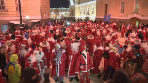 Красно-бело-синий дресс-код и новогоднее настроение. Юбилейный забег Дедов Морозов на Дворцовой площади