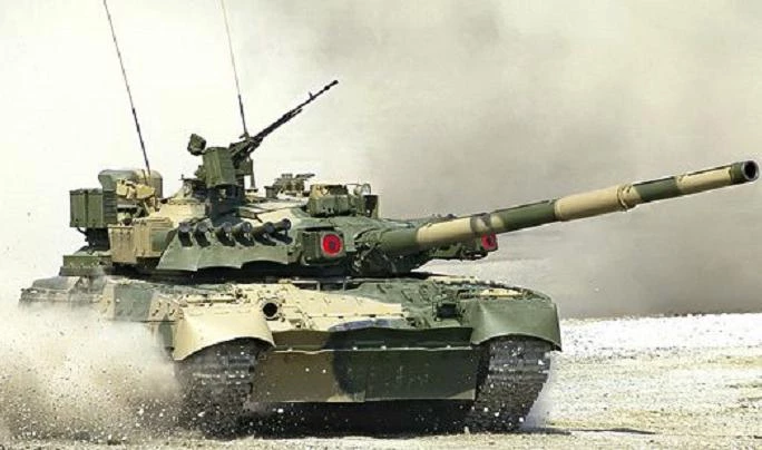 Танк T-80 выстрелил по цели бревном - tvspb.ru