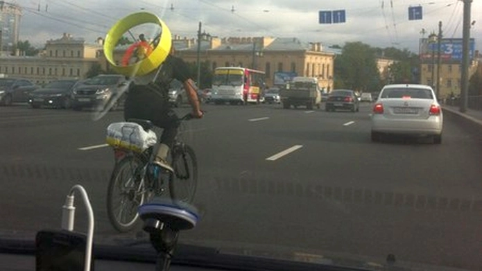 На Литейном мосту видели велосипедиста «Карлсона» - tvspb.ru