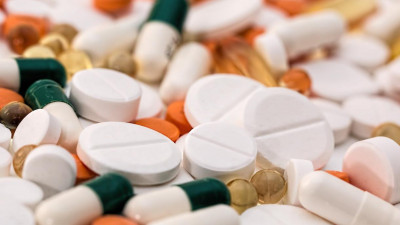 Медведев заявил о важности импортных лекарств для российских аптек