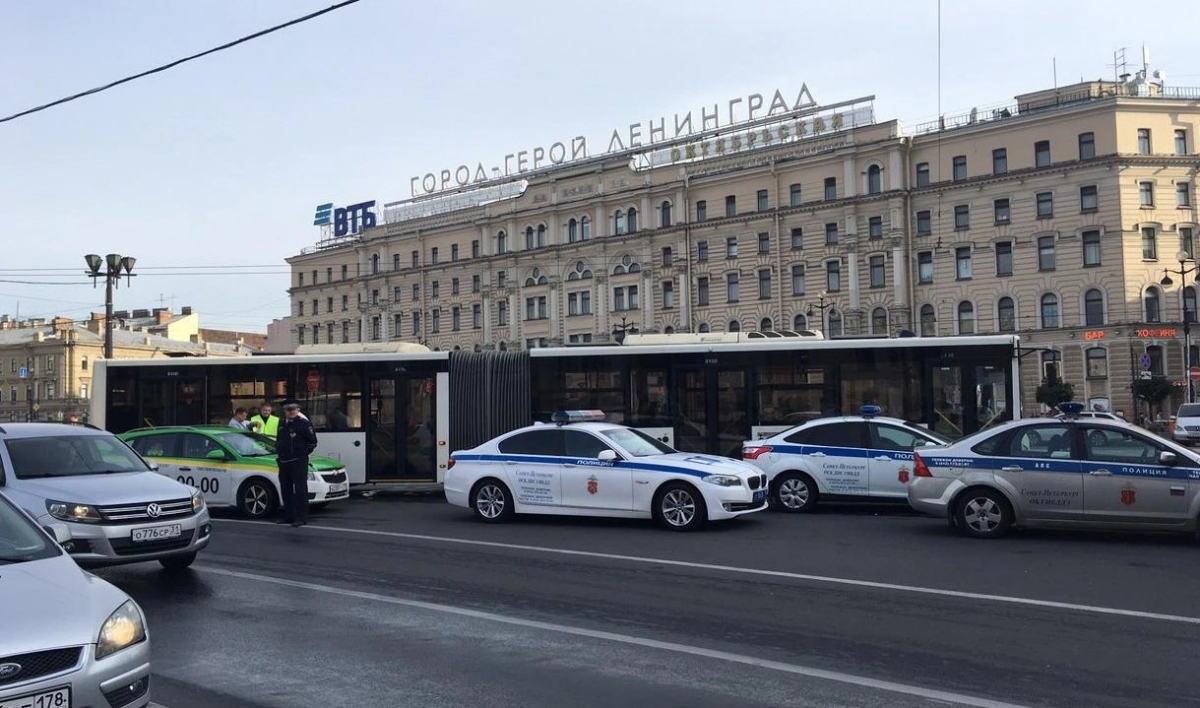 В Центральном районе проверили 117 такси - tvspb.ru