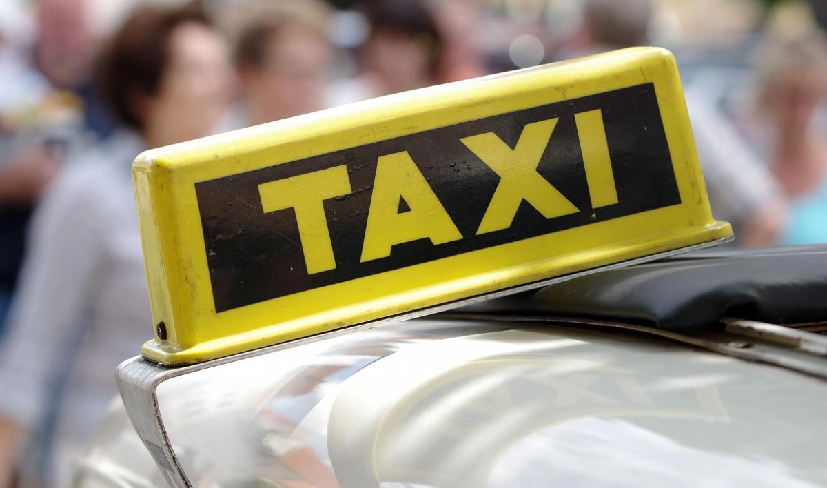 Полицейские Московского района проверили 282 таксиста на соблюдение законодательства - tvspb.ru