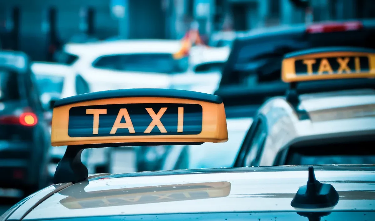 Автоэксперты прокомментировали повышение цен на такси во время коллапса в метро - tvspb.ru