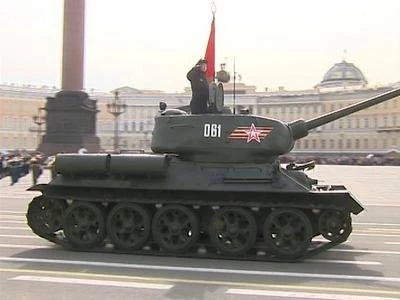 Колонна военной техники во главе с легендарным Т-34 проехала по Дворцовой площади - tvspb.ru