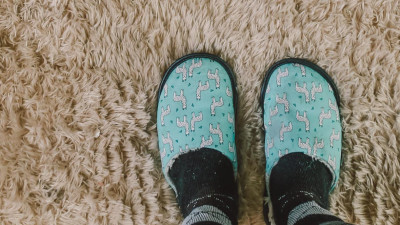 В России вырос спрос на домашние тапочки и офисные рубашки