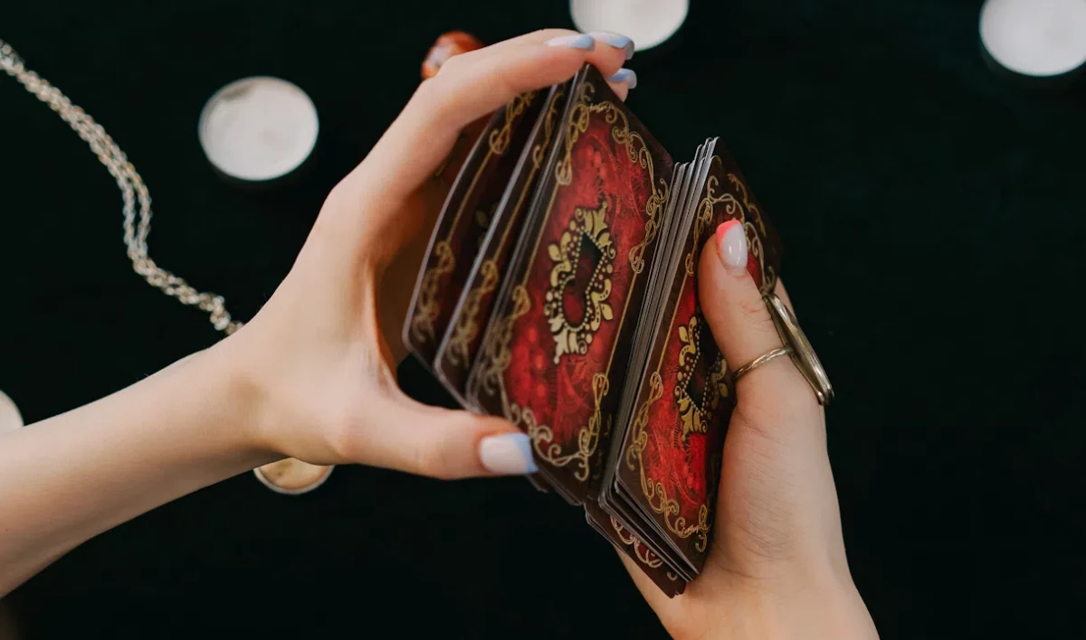 «Хоть шамана по Skype»: В «Ленэкспо» рассказали о пациентке, раскладывавшей больным на Таро - tvspb.ru