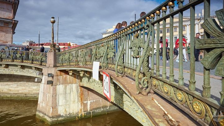 Мост был переброшен через маленький холодный ручеек. Пантелеймоновский мост интересные факты. Мучной мост СПБ. Петербургские мосты 2018 фестиваль. Где находится мост дракона в Питере.