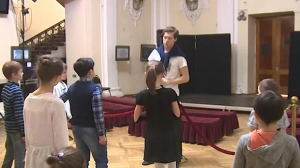 В Петербурге детям показали, что происходит за кулисами театра