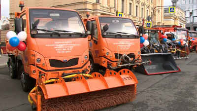 На Манежной площади открылась выставка дорожной и строительной техники