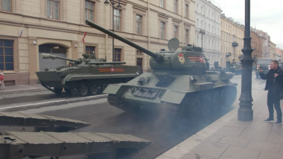 Подготовка к параду Победы: Как доставляли военную технику на Дворцовую площадь