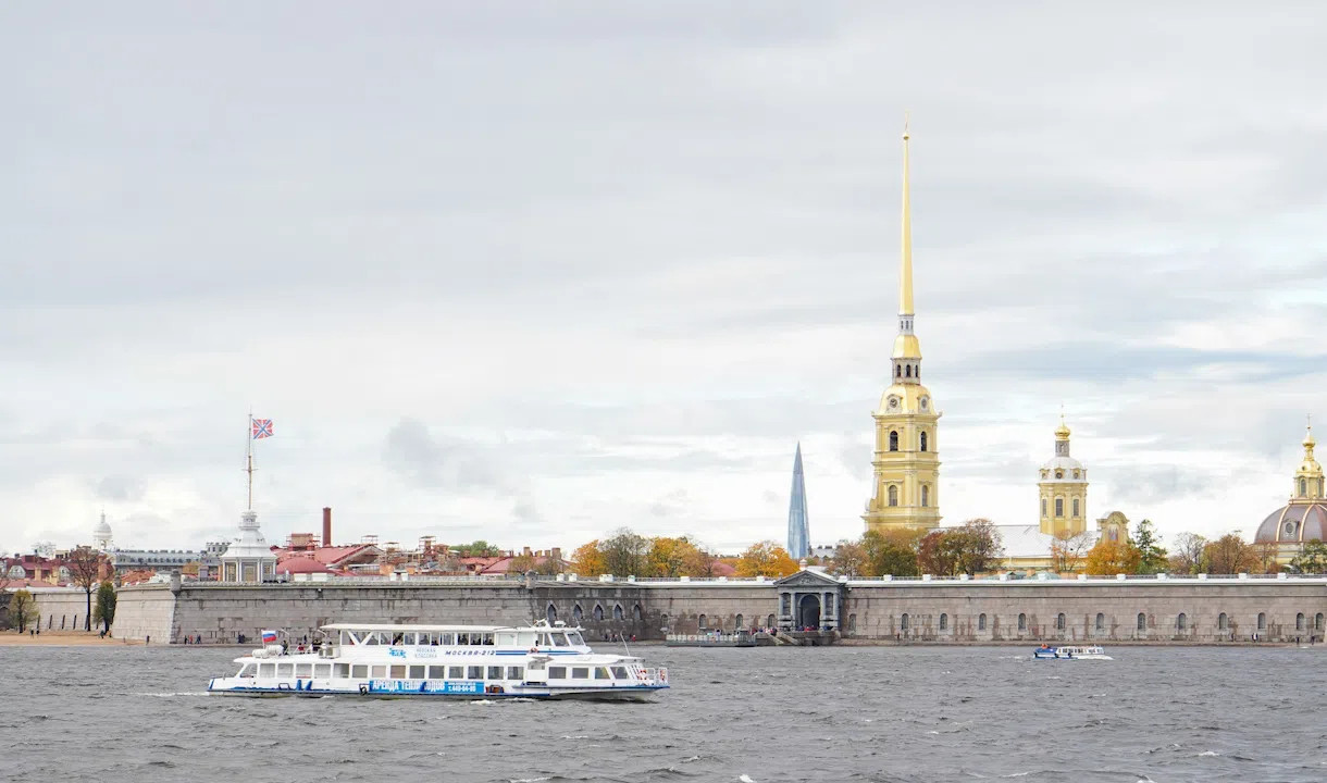 Корюшка санкт петербург стрелка заячьего острова фото. Марка Петропавловская крепость. Петропавловская крепость Питер призраки. Праздник корюшки в Санкт-Петербурге в Петропавловской крепости. Петропавловская крепость плаха.