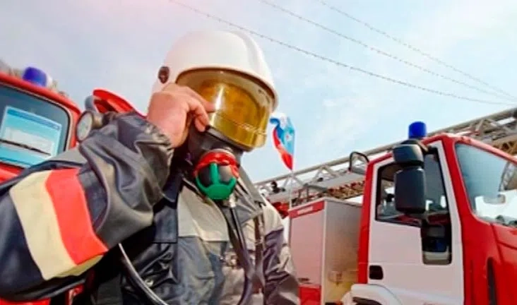 Пожар в квартире на Индустриальном проспекте тушили 13 человек - tvspb.ru